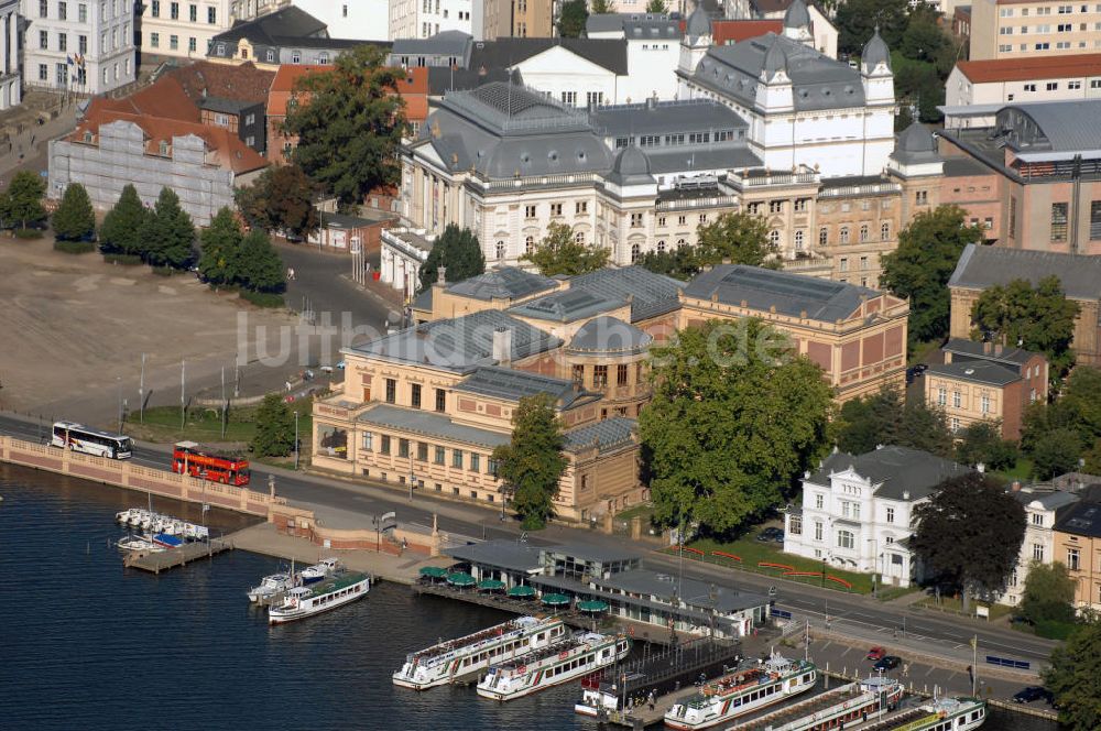 Schwerin aus der Vogelperspektive: Blick über die Passagierschiffe der Weißen Flotte auf das Landesmuseum Schwerin