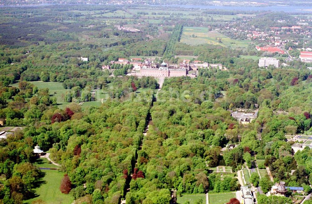 Luftbild Potsdam / Brandenburg - Blick über Potsdams Schlösserlandschaft vom Schloss Sanssouci zum Neuen Palais Datum: 05.05.03