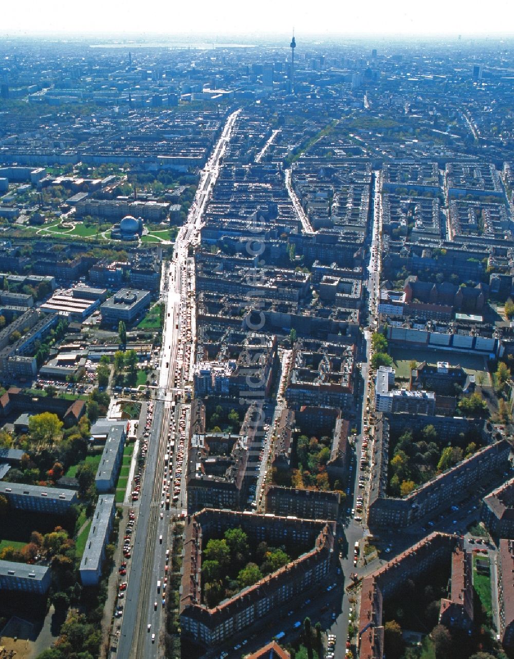 Luftaufnahme Berlin - Blick über die Prenzlauer Allee in Richtung Berliner Fernsehturm am Alexanderplatz in Berlin