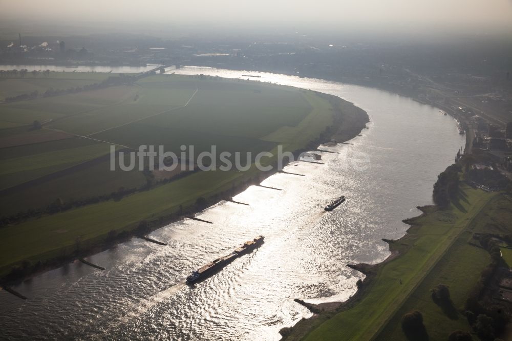 Duisburg von oben - Blick über den Rhein bei Duisburg im Bundesland Nordrhein-Westfalen