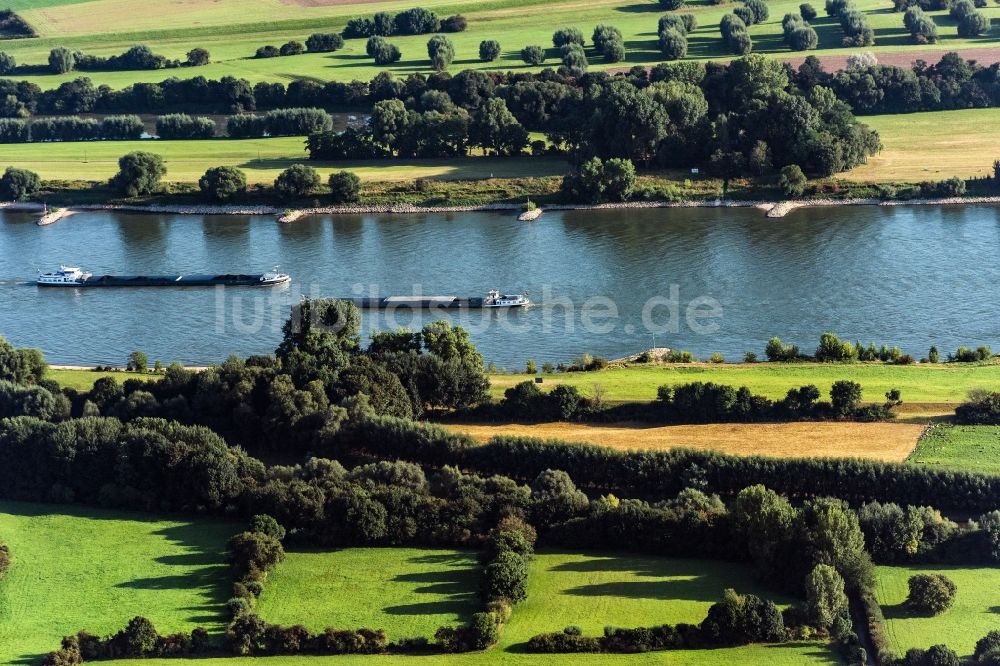 Duisburg aus der Vogelperspektive: Blick über den Rhein bei Duisburg im Bundesland Nordrhein-Westfalen