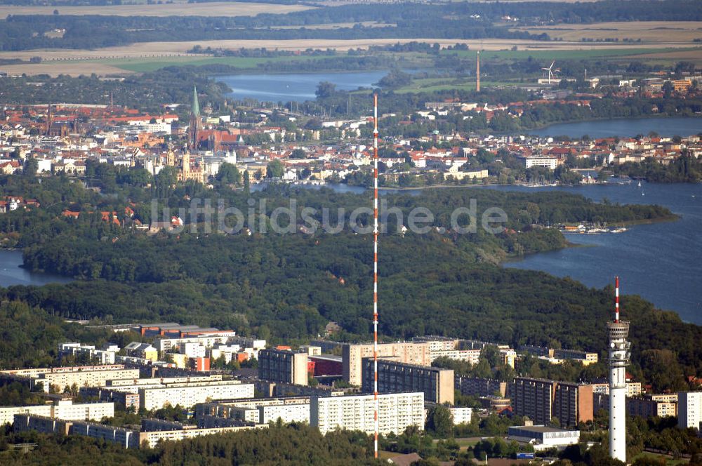 Luftbild SCHWERIN - Blick über Schwerin-Zippendorf auf die Innenstadt und den Schweriner See