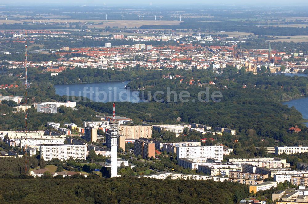 Luftbild SCHWERIN - Blick über Schwerin-Zippendorf auf die Innenstadt und den Schweriner See