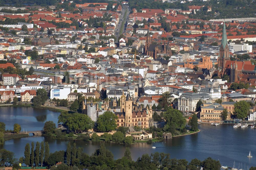 Luftaufnahme SCHWERIN - Blick über das Schweriner Schloss auf die Altstadt Schwerin