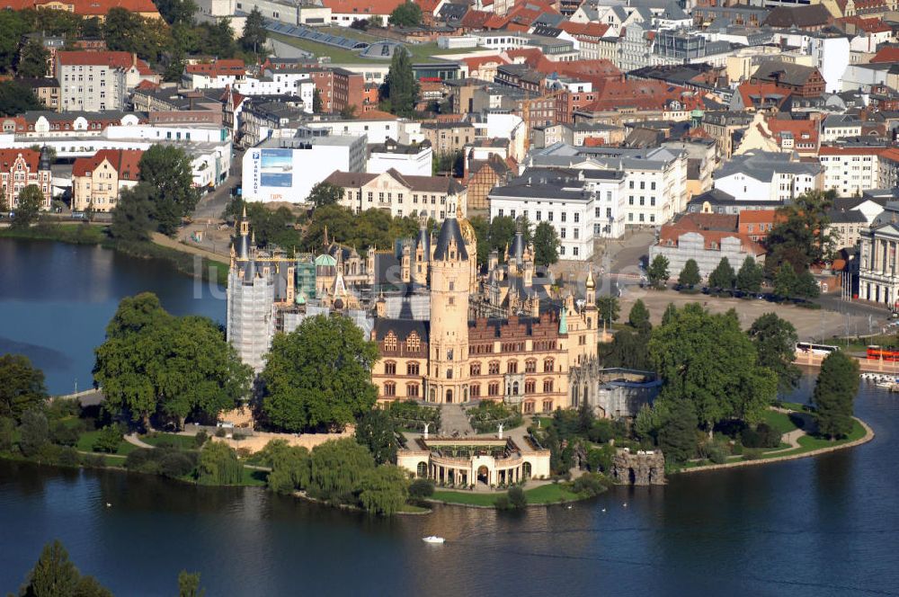 SCHWERIN aus der Vogelperspektive: Blick über das Schweriner Schloss auf die Altstadt Schwerin