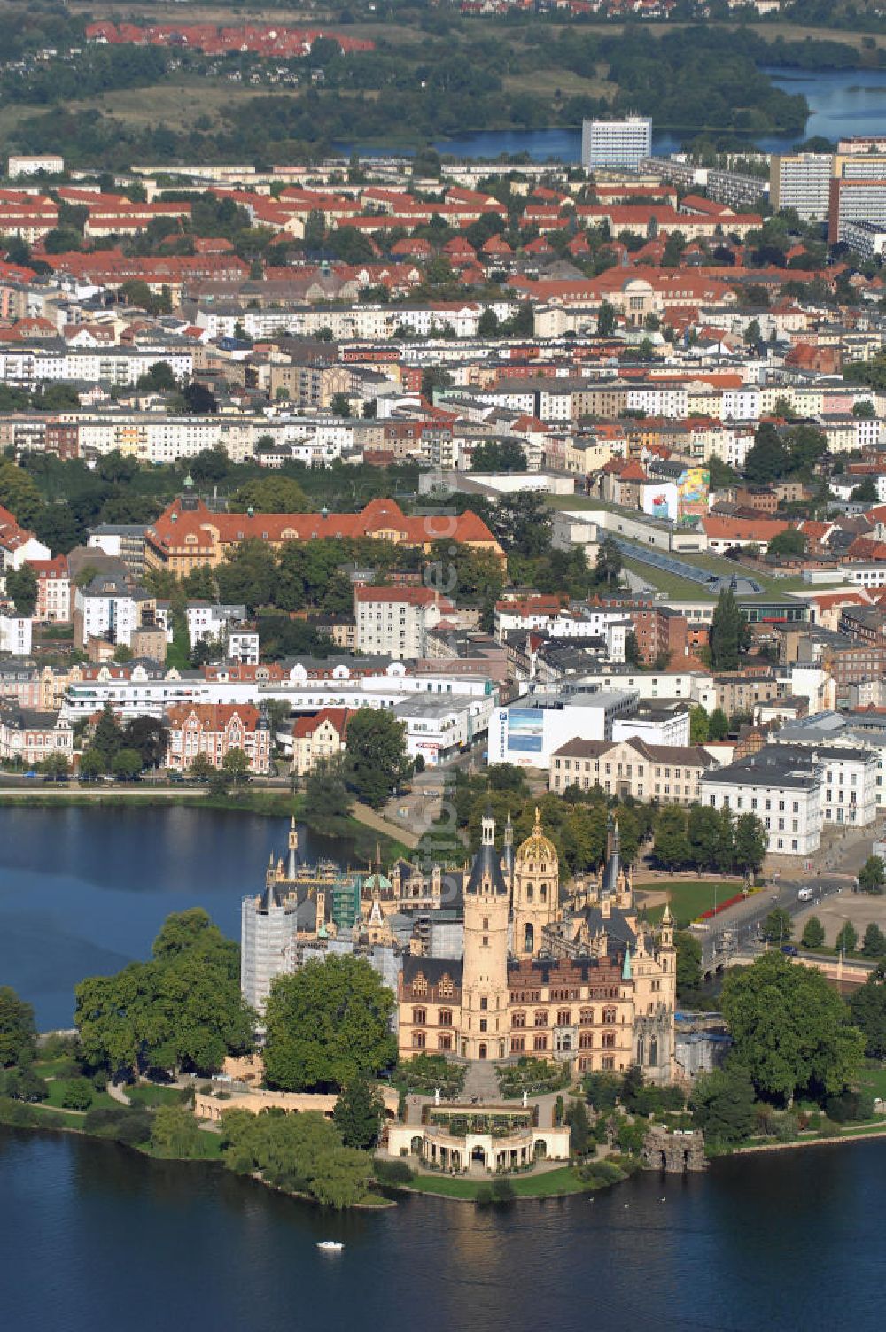 Luftbild SCHWERIN - Blick über das Schweriner Schloss auf die Altstadt Schwerin