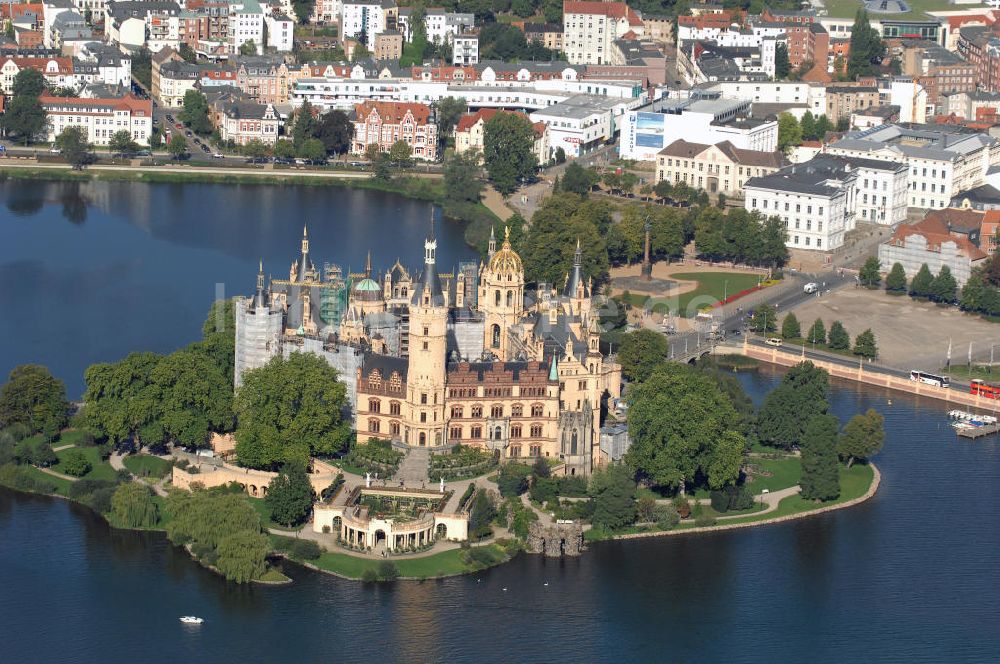 Luftaufnahme SCHWERIN - Blick über das Schweriner Schloss auf die Altstadt Schwerin