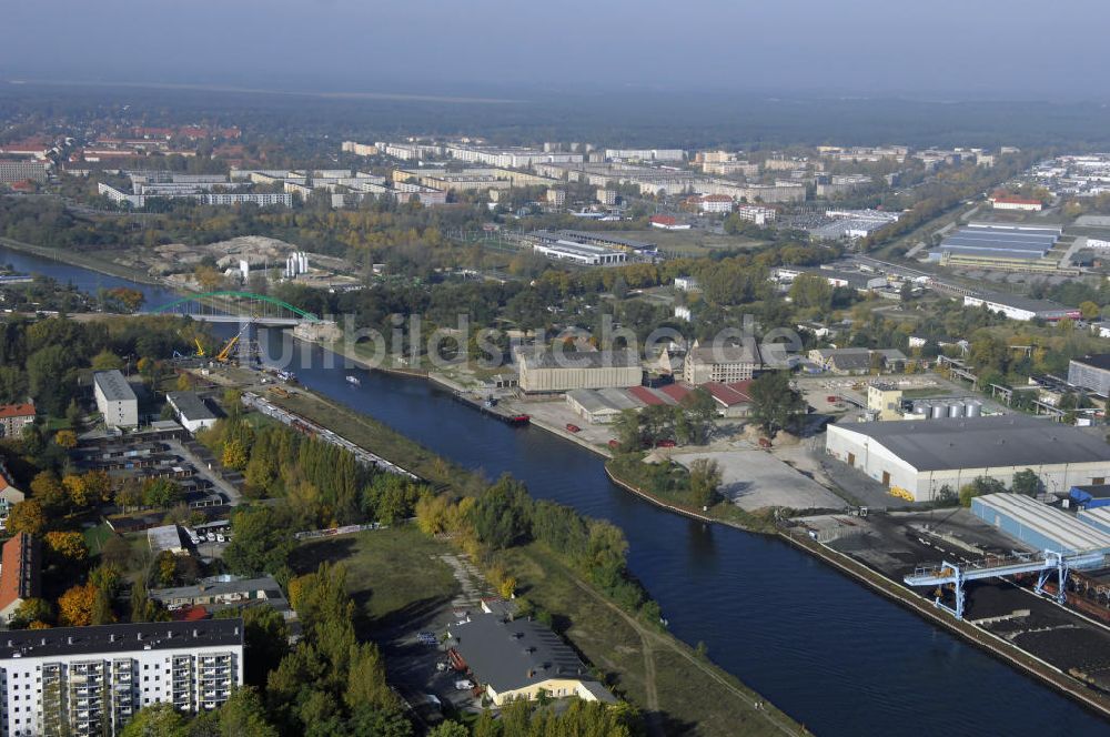 Luftbild Brandenburg - Blick über den Silokanal auf den Stadtteil Nord in Brandenburg