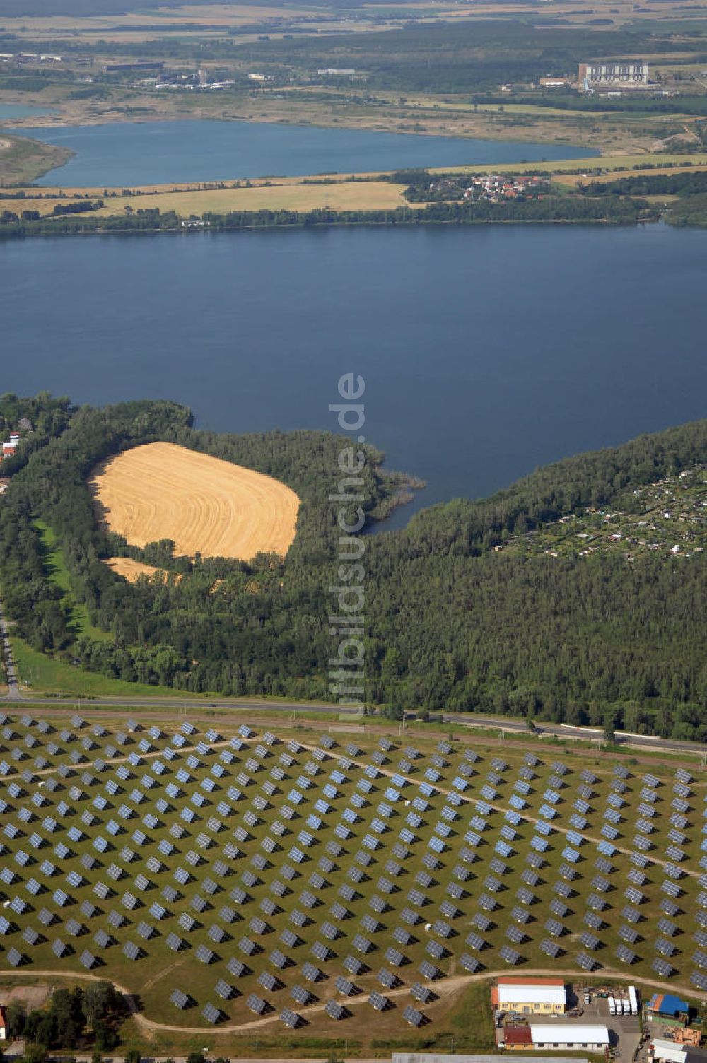 Borna aus der Vogelperspektive: Blick über ein Solarkraftwerk auf das Speicherbecken Witznitz in Borna