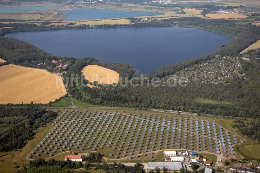 Luftbild Borna - Blick über ein Solarkraftwerk auf das Speicherbecken Witznitz in Borna