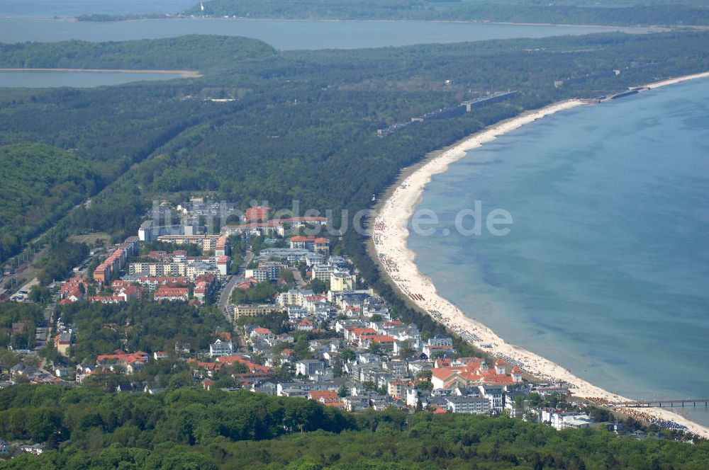 Sellin aus der Vogelperspektive: Blick über die Stadt Binz und ein Waldgebiet zur Ostseeküste