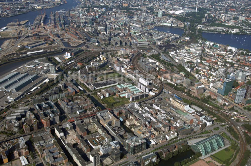 Hamburg von oben - Blick über die Stadtteile Sankt Georg, Altstadt und HafenCity, sowie die Binnenalster in der Hansestadt Hamburg