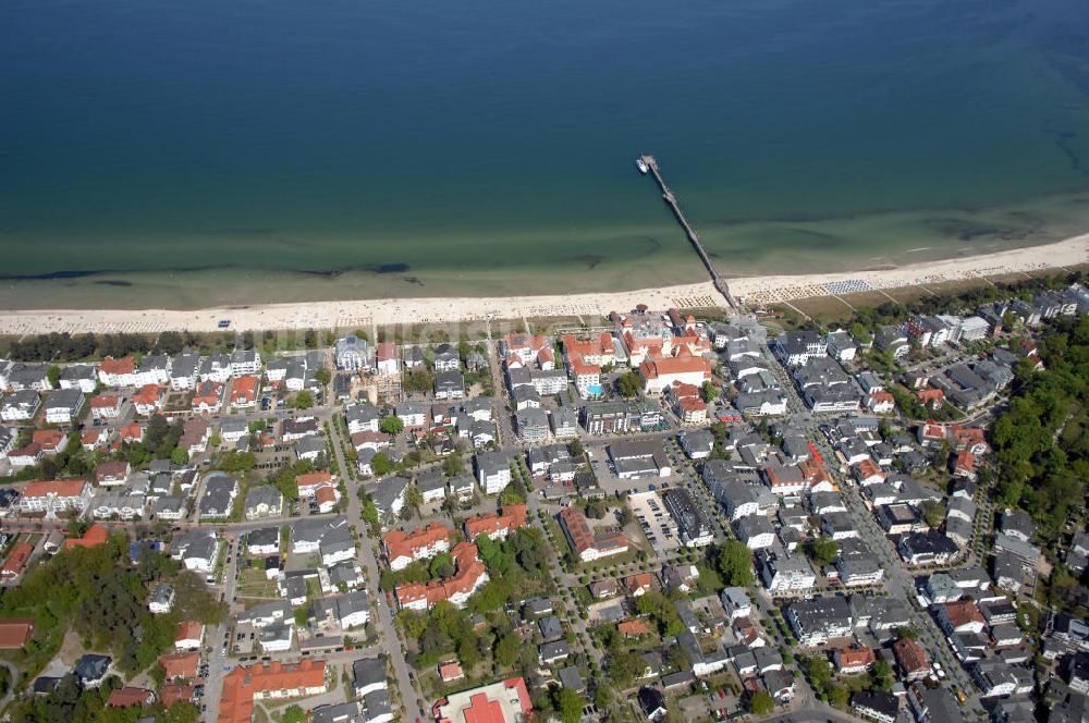 Luftbild Binz - Blick über den Strand, Hotels und Wohnhäuser in Binz auf Rügen auf eine Anlegestelle