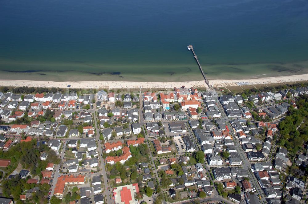 Luftaufnahme Binz - Blick über den Strand, Hotels und Wohnhäuser in Binz auf Rügen auf eine Anlegestelle