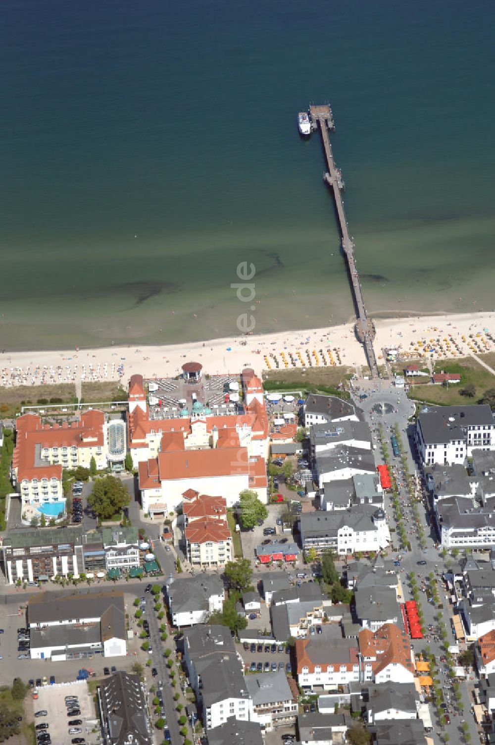 Binz von oben - Blick über den Strand, Hotels und Wohnhäuser in Binz auf Rügen auf eine Anlegestelle