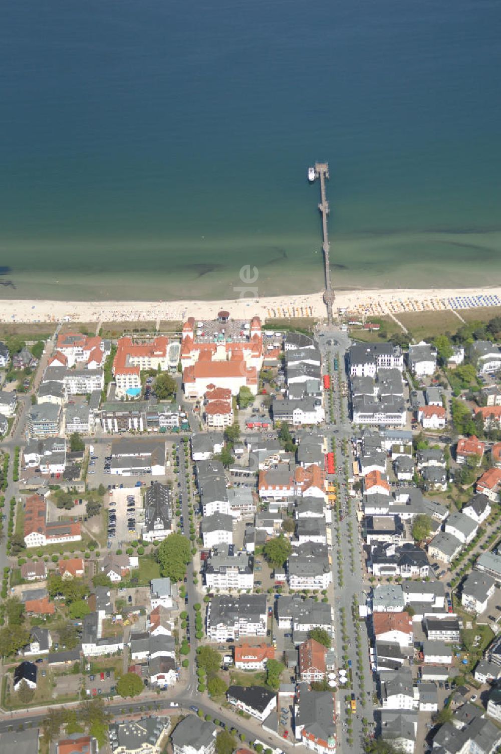 Binz aus der Vogelperspektive: Blick über den Strand, Hotels und Wohnhäuser in Binz auf Rügen auf eine Anlegestelle