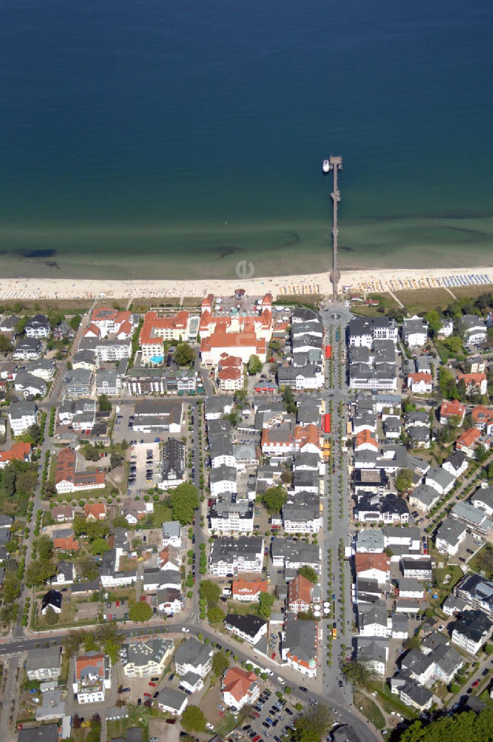 Luftbild Binz - Blick über den Strand, Hotels und Wohnhäuser in Binz auf Rügen auf eine Anlegestelle