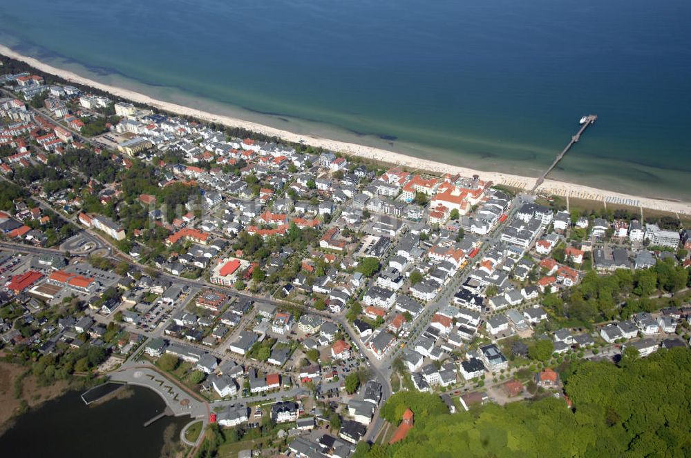 Luftaufnahme Binz - Blick über den Strand, Hotels und Wohnhäuser in Binz auf Rügen auf eine Anlegestelle