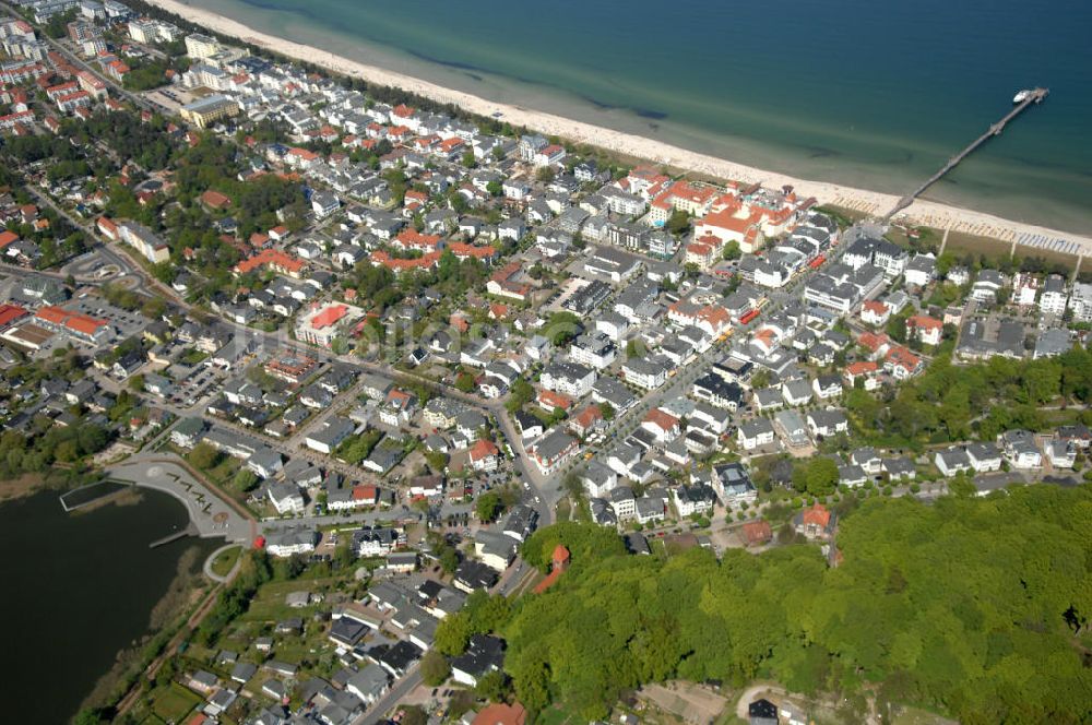 Binz von oben - Blick über den Strand, Hotels und Wohnhäuser in Binz auf Rügen auf eine Anlegestelle