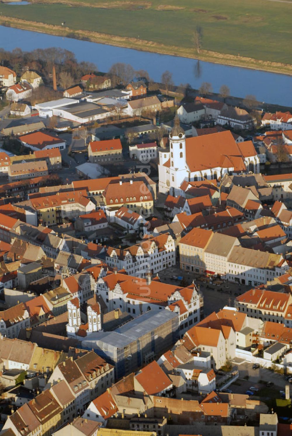 Luftbild Torgau - Blick über Torgau mit Rathaus und Marktplatz