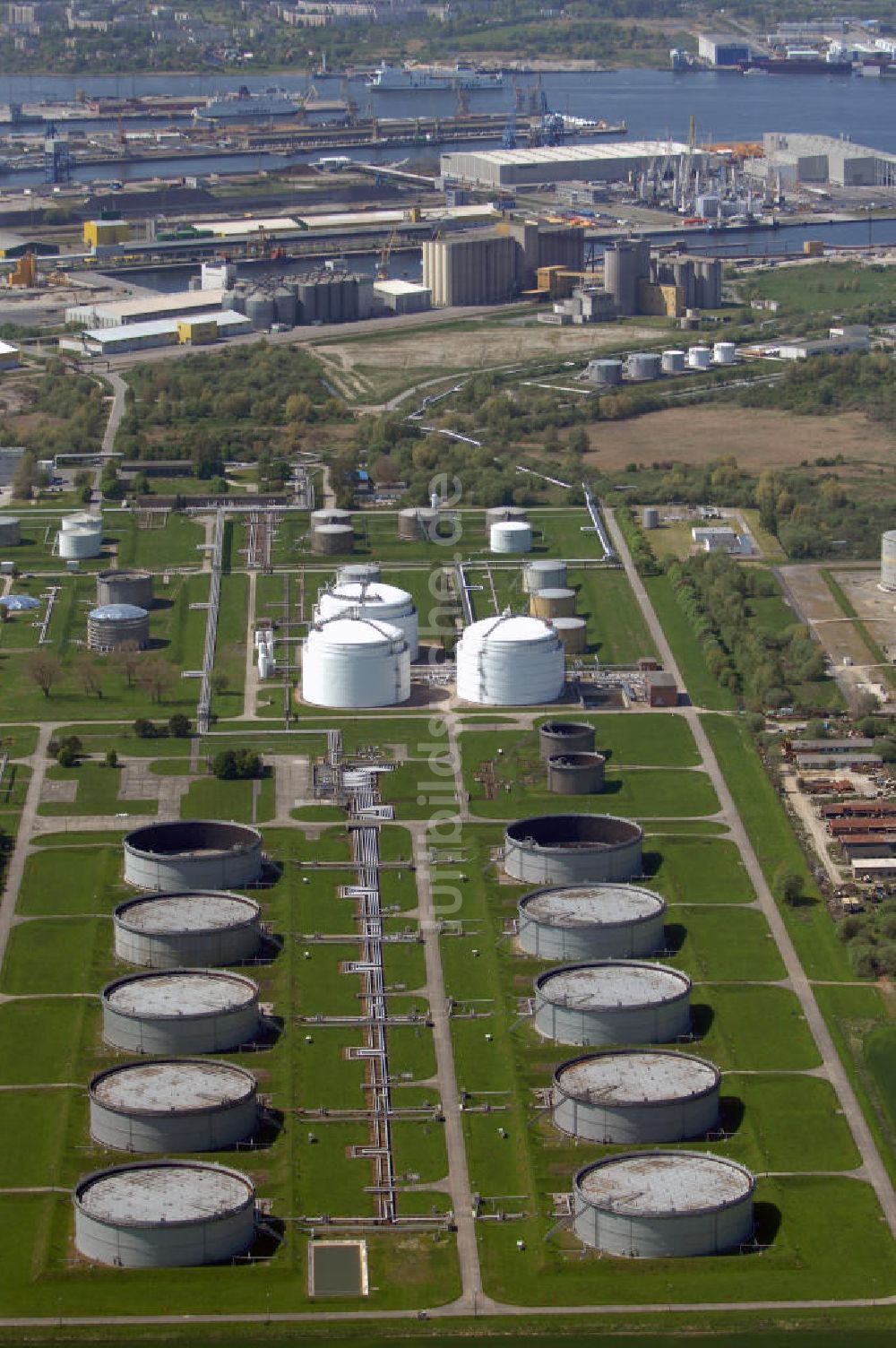 Rostock von oben - Blick über das Umschlags- und Versorgungstanklager in Rostock-Peez auf den Hafen