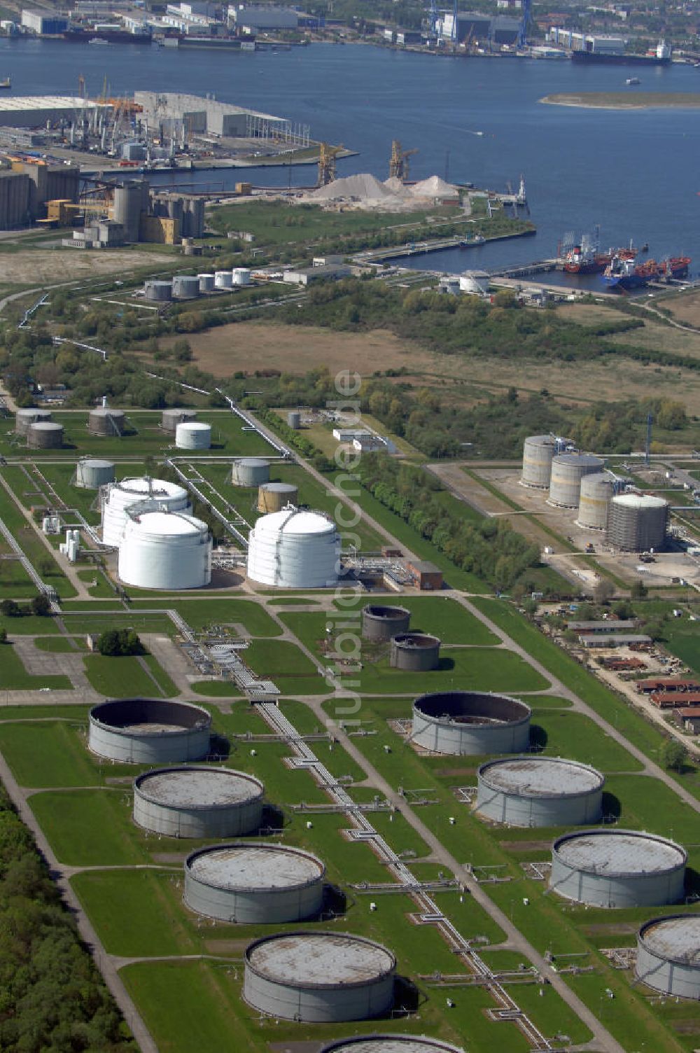 Luftbild Rostock - Blick über das Umschlags- und Versorgungstanklager in Rostock-Peez auf den Hafen