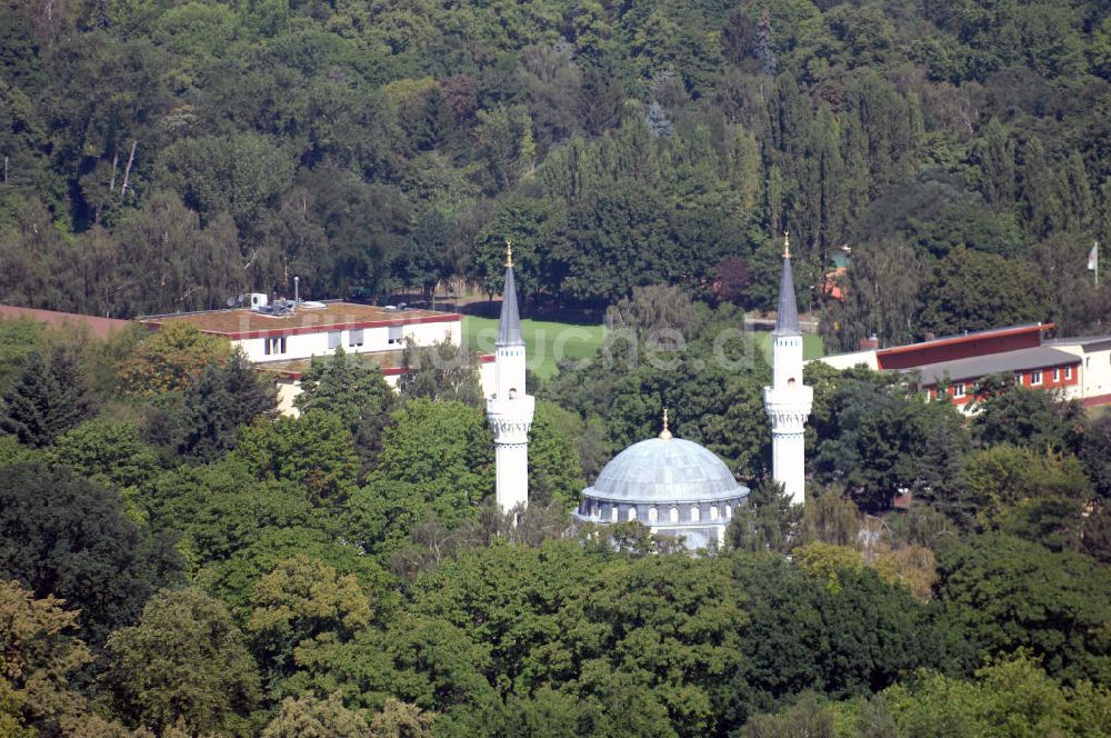 Berlin aus der Vogelperspektive: Blick über den Wald am Tempelhofer Flughafen auf die Sehitlik Moschee