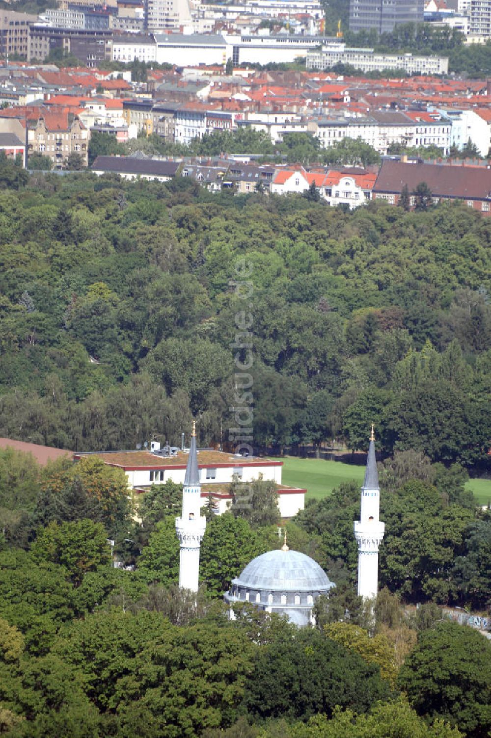 Luftbild Berlin - Blick über den Wald am Tempelhofer Flughafen auf die Sehitlik Moschee