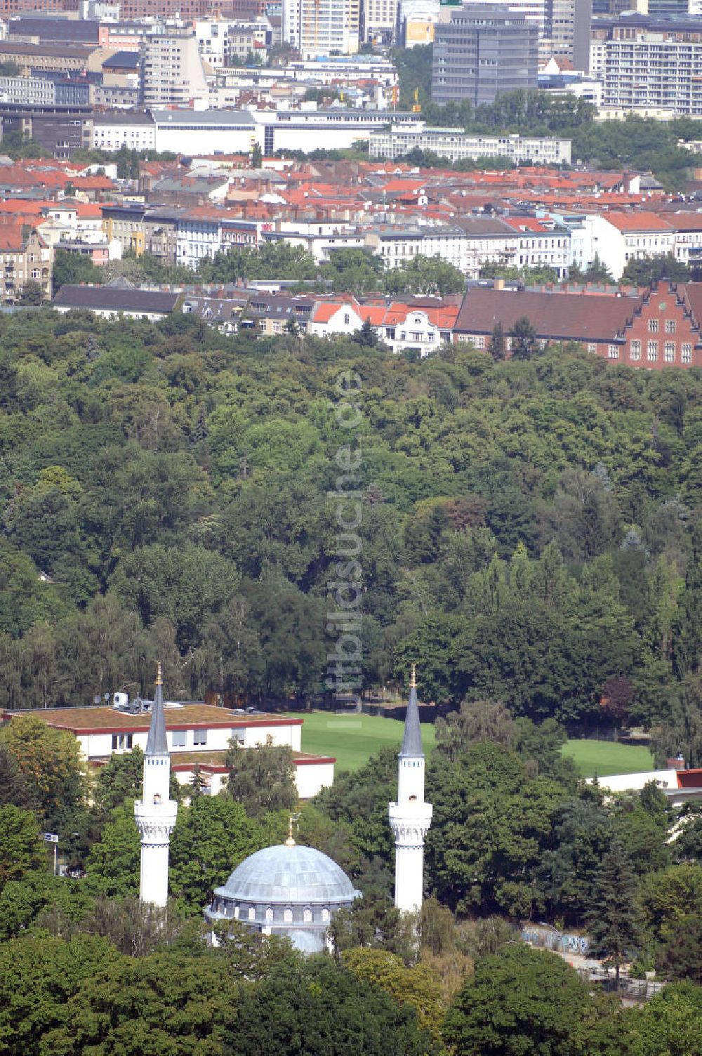 Luftaufnahme Berlin - Blick über den Wald am Tempelhofer Flughafen auf die Sehitlik Moschee