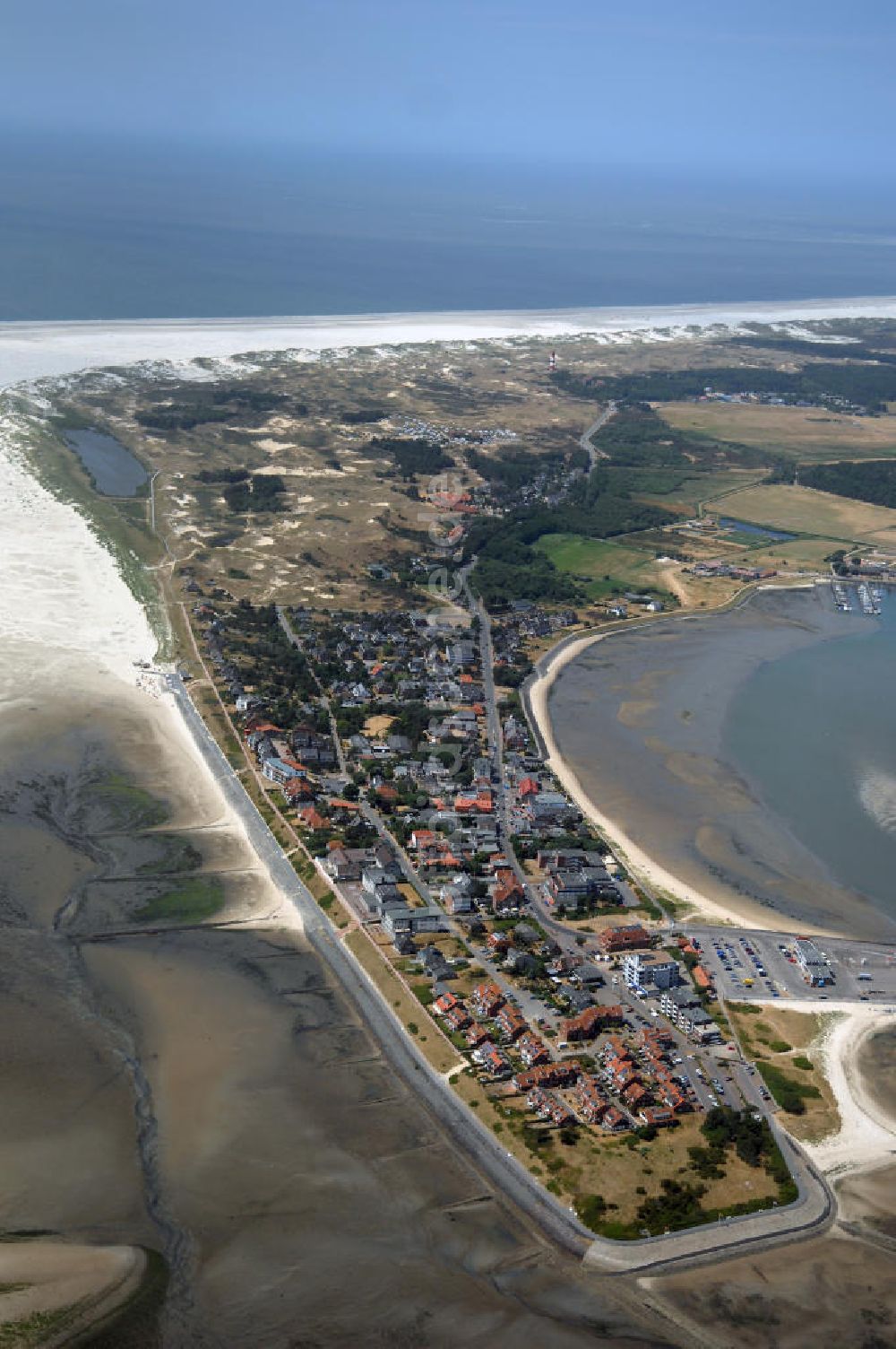 Wittdün von oben - Blick über Wittdün auf Amrum auf den Seezeichenhafen