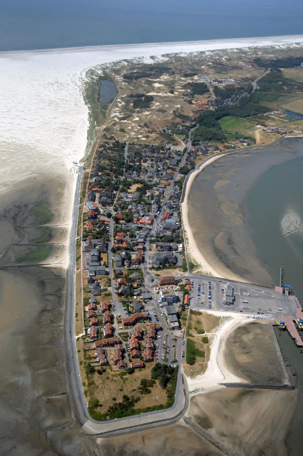 Wittdün von oben - Blick über Wittdün auf Amrum auf den Seezeichenhafen