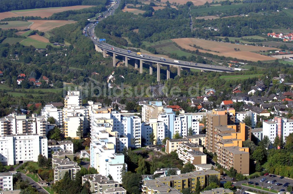 WÜRZBURG von oben - Blick über Würzburg Stadtteil Heuchelhof mit dem Autobahnviadukt der A3 im Hintergrund.