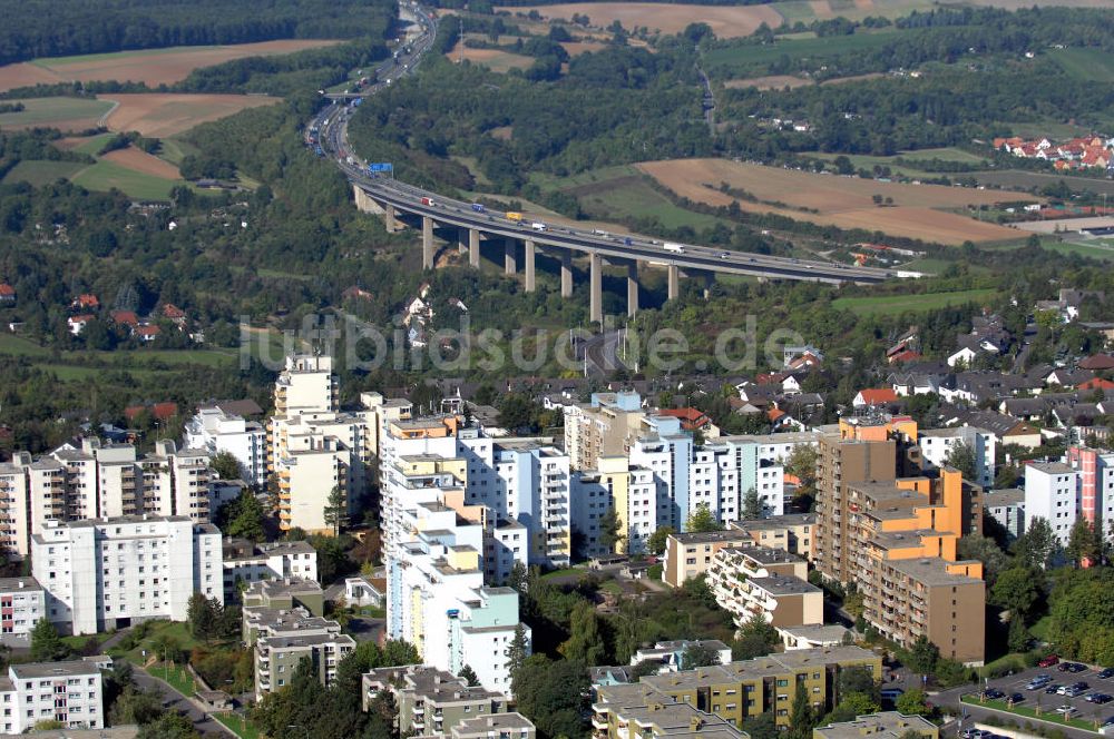 WÜRZBURG aus der Vogelperspektive: Blick über Würzburg Stadtteil Heuchelhof mit dem Autobahnviadukt der A3 im Hintergrund.