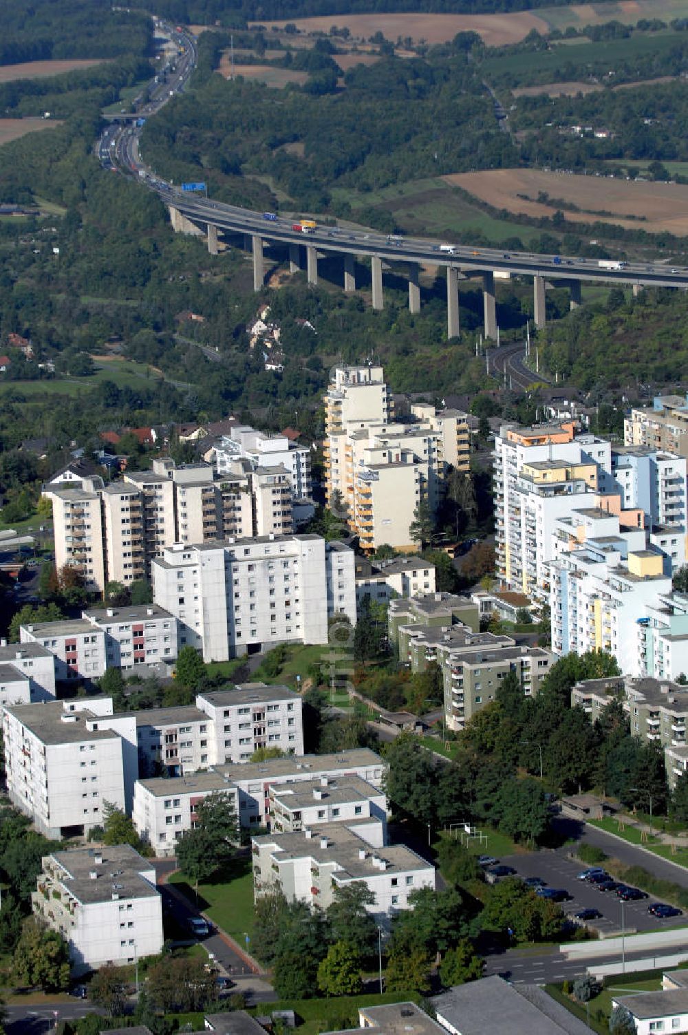 Luftbild WÜRZBURG - Blick über Würzburg Stadtteil Heuchelhof mit dem Autobahnviadukt der A3 im Hintergrund.