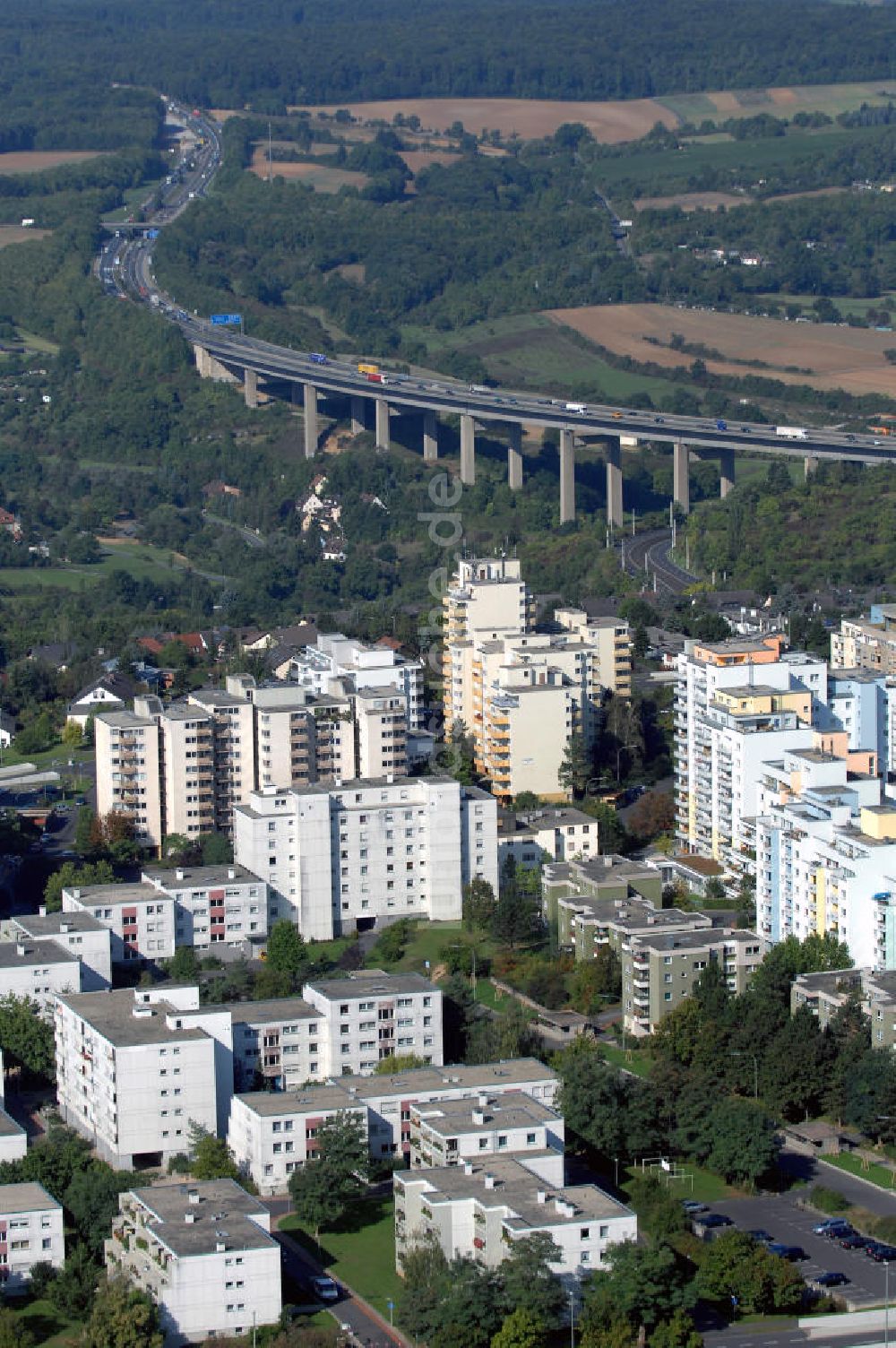 Luftaufnahme WÜRZBURG - Blick über Würzburg Stadtteil Heuchelhof mit dem Autobahnviadukt der A3 im Hintergrund.