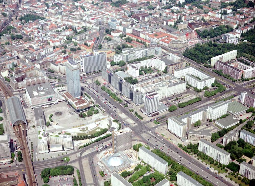 Berlin aus der Vogelperspektive: Blick auf den Bereich des Berliner Alexanderplatzes mit der Baustelle am Haus des Lehrers und der Berliner Kongreßhalle am Alexanderplatz