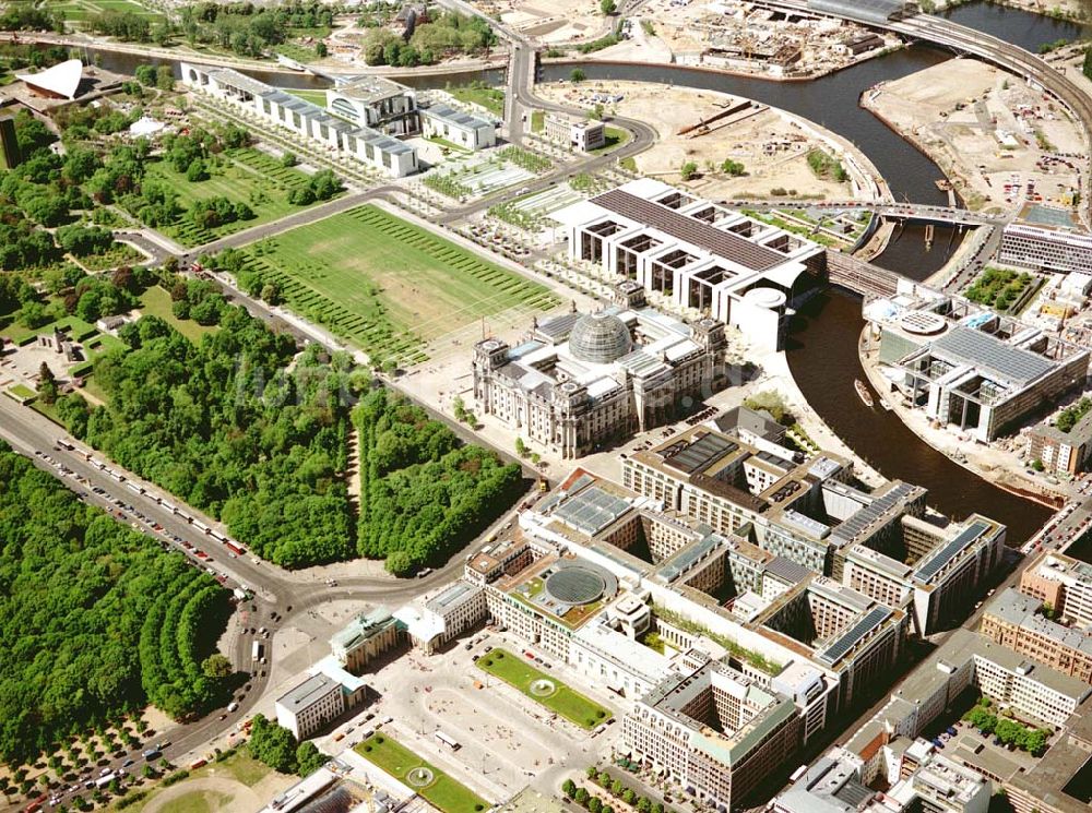 Luftbild Berlin - Blick auf den Bereich Brandenburger Tor, Pariser Platz und Spreebogen - Regierungsviertel im Tiergarten.