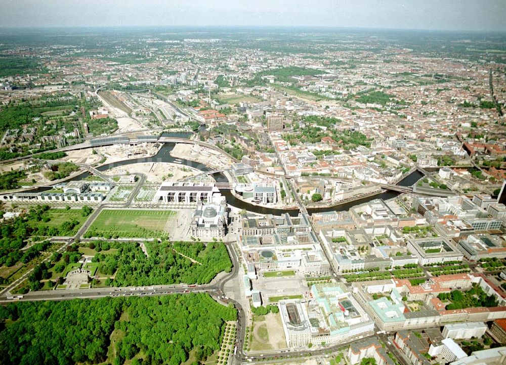 Luftbild Berlin - Blick auf den Bereich Brandenburger Tor, Pariser Platz und Spreebogen - Regierungsviertel im Tiergarten.