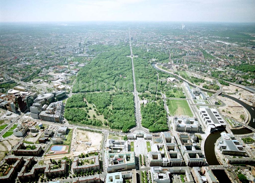 Luftaufnahme Berlin - Blick auf den Bereich Brandenburger Tor, Pariser Platz und Spreebogen - Regierungsviertel im Tiergarten.