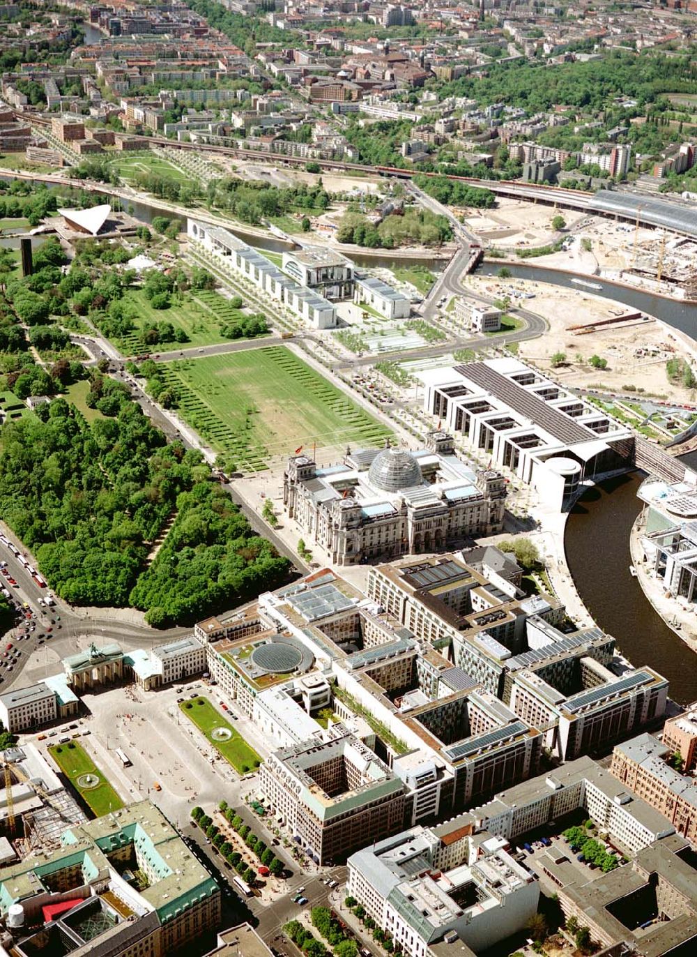 Berlin von oben - Blick auf den Bereich Brandenburger Tor, Pariser Platz und Spreebogen - Regierungsviertel im Tiergarten.