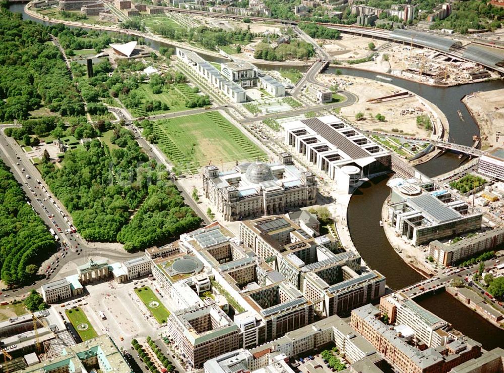 Luftbild Berlin - Blick auf den Bereich Brandenburger Tor, Pariser Platz und Spreebogen - Regierungsviertel im Tiergarten.