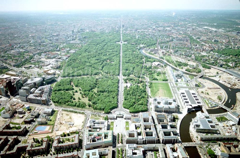 Berlin von oben - Blick auf den Bereich Brandenburger Tor, Pariser Platz und Spreebogen - Regierungsviertel im Tiergarten.