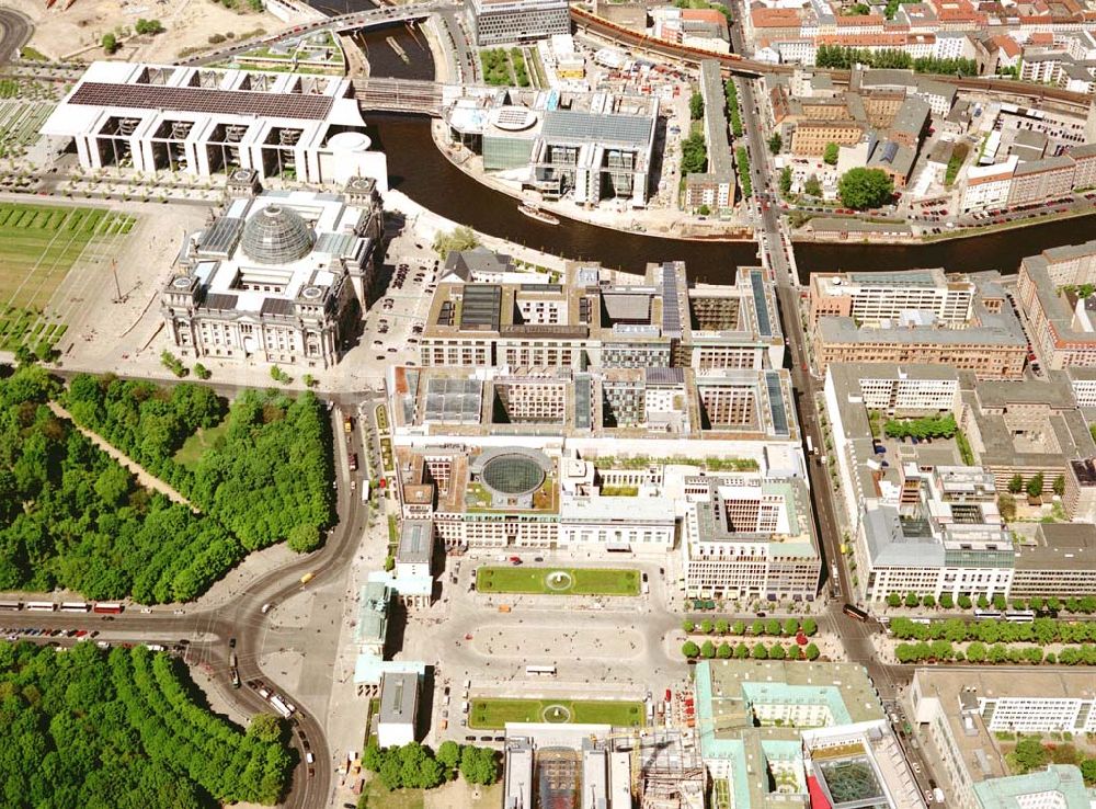 Berlin aus der Vogelperspektive: Blick auf den Bereich Brandenburger Tor, Pariser Platz und Spreebogen - Regierungsviertel im Tiergarten.