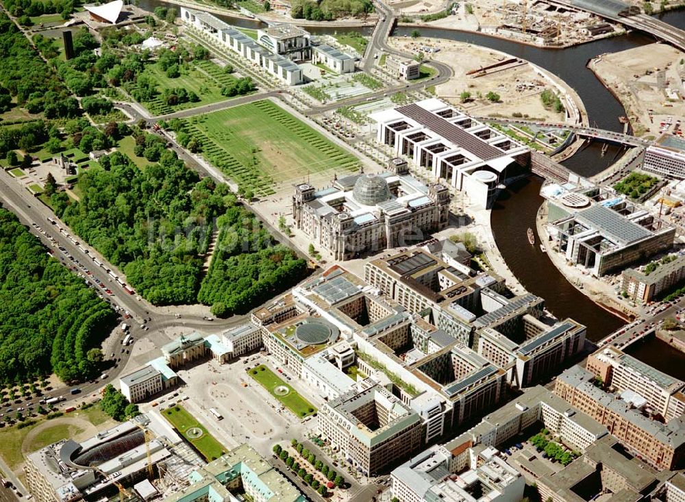 Luftbild Berlin - Blick auf den Bereich Brandenburger Tor, Pariser Platz und Spreebogen - Regierungsviertel im Tiergarten.