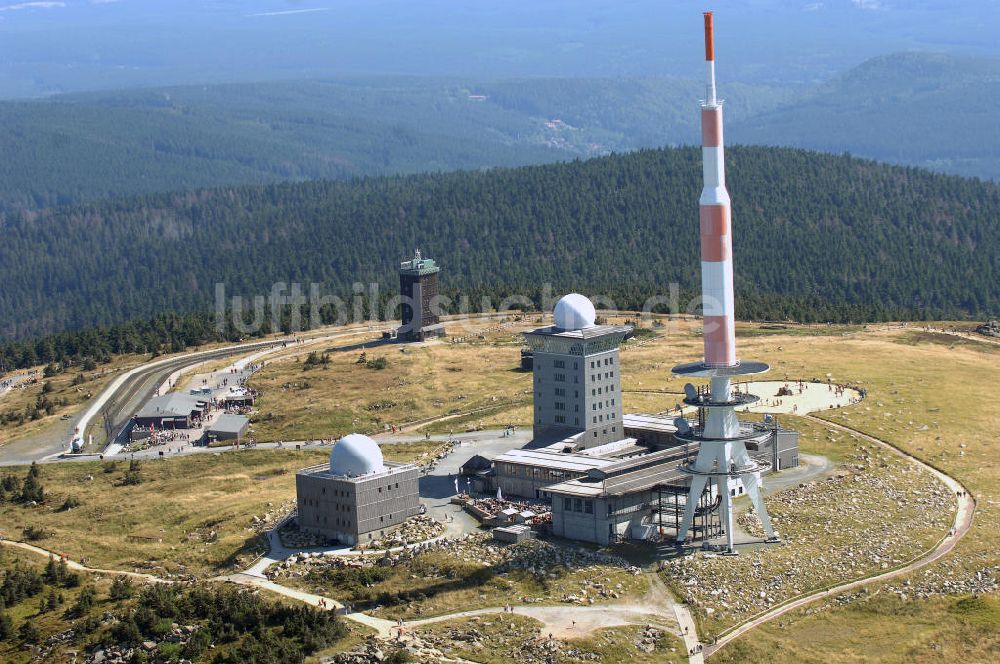 BROCKEN von oben - Blick auf die Bergspitze des Brocken im Harz.