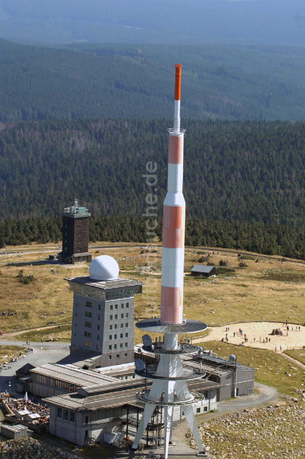 BROCKEN aus der Vogelperspektive: Blick auf die Bergspitze des Brocken im Harz.