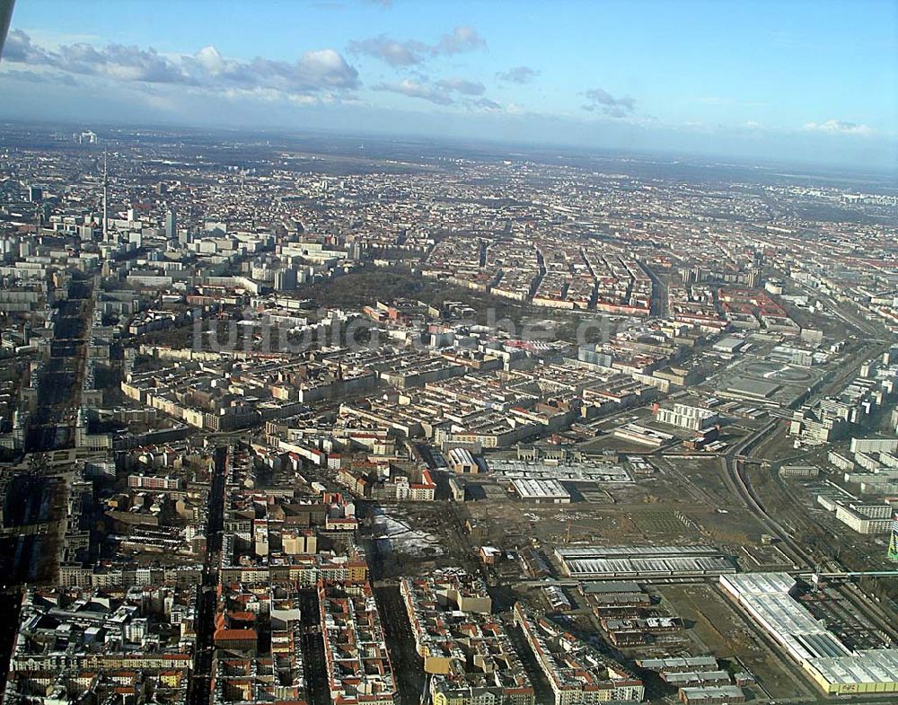 Berlin aus der Vogelperspektive: Blick auf Berlin-Friedrichshain östlich der Frankfurter Allee gegenüber dem Stadtbezirken Lichtenberg und Prenzlauer Berg