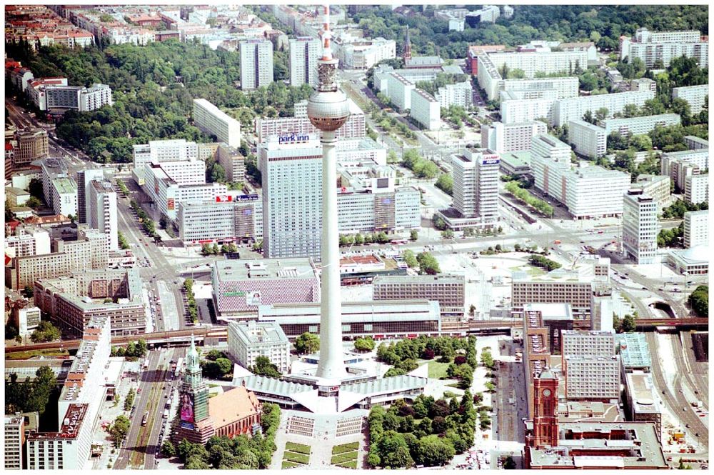 Berlin aus der Vogelperspektive: Blick auf Berlin Mitte mit dem Berliner Fernsehturm am Alex, dem Roten Rathaus, den Rathauspassagen.