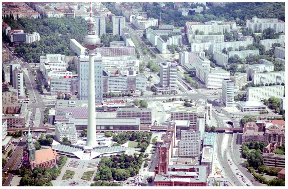 Luftbild Berlin - Blick auf Berlin Mitte mit dem Berliner Fernsehturm am Alex, dem Roten Rathaus, den Rathauspassagen.