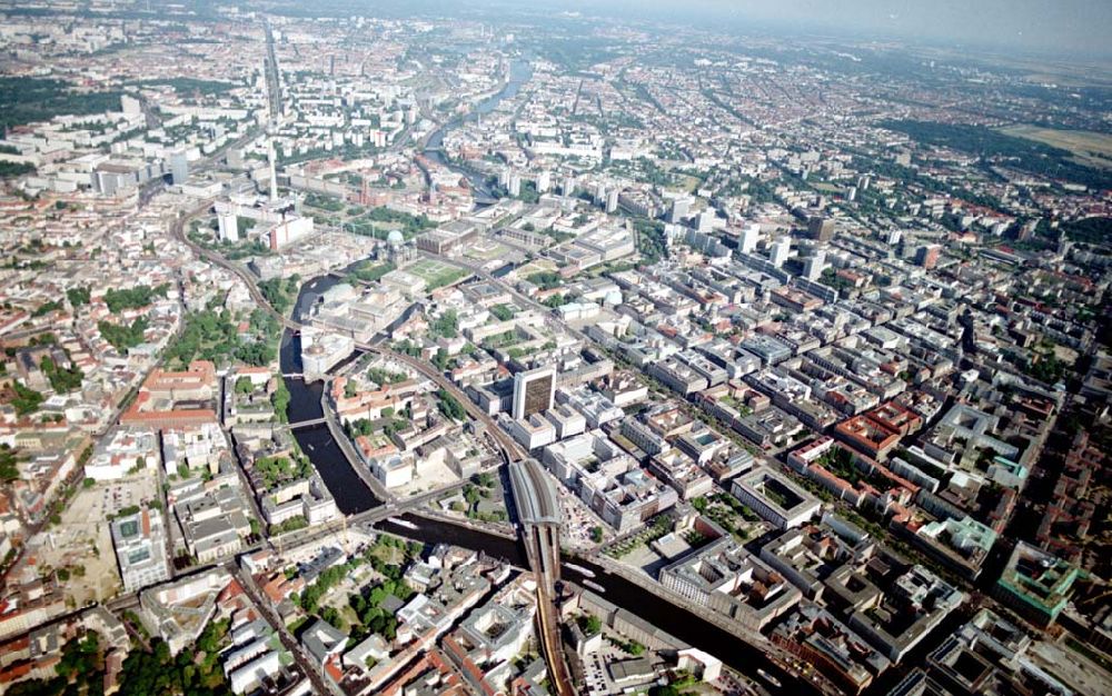 Luftaufnahme Berlin - Blick auf die Berliner City (Mitte) am Bereich des Bhf. Friedrichstraße in Richtung Fernsehturm. 08.07.02